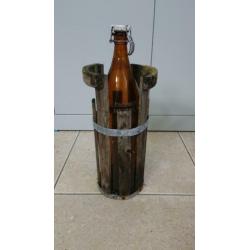 Brocante oude fles leeg bier Eriksbergs Goteborg in mand