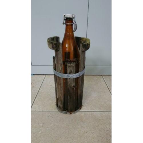 Brocante oude fles leeg bier Eriksbergs Goteborg in mand