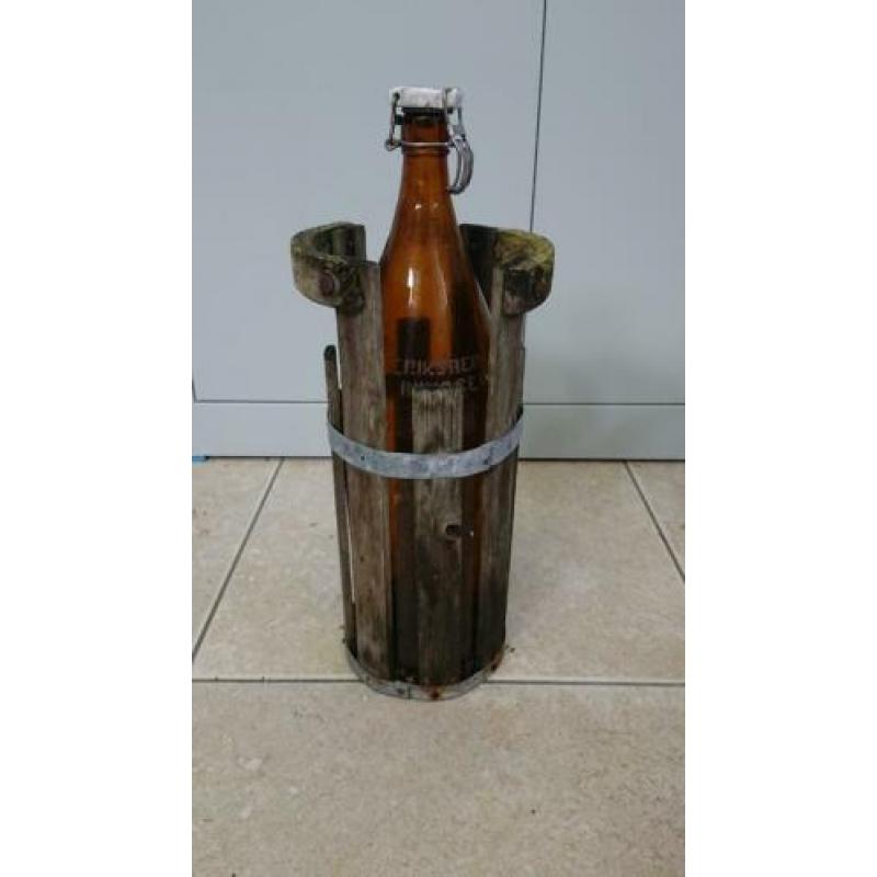 Brocante oude fles leeg bier Eriksbergs Goteborg in mand