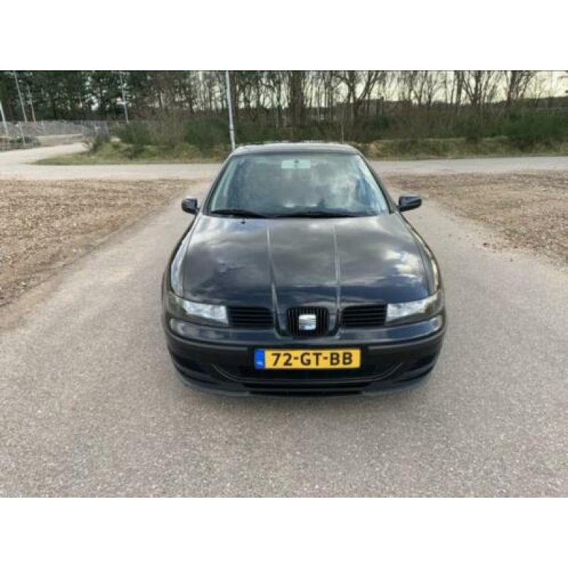 Seat Leon 1.6 77KW 2001 Zwart +set winterbanden