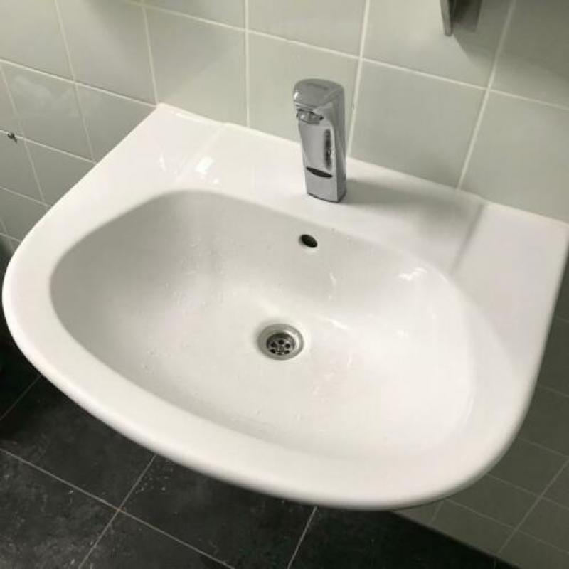 Villeroy & Boch wastafels met Franke sensorkraan €150,-
