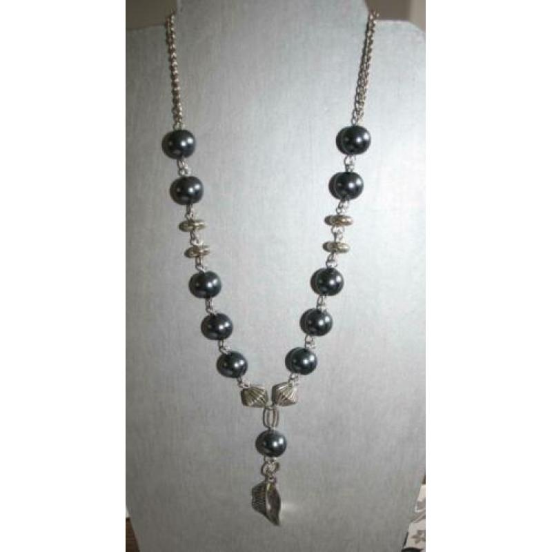 Ketting met grijze glasparels en zilverkleurige kralen