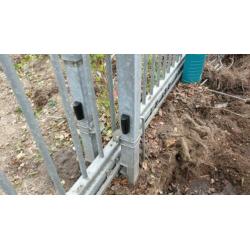 Schuifpoort elektrisch bediend.