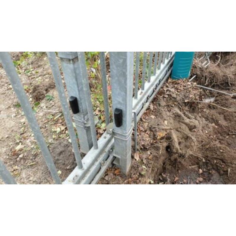 Schuifpoort elektrisch bediend.