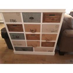 Mooi brocante ladenkast met laatjes in stylen.