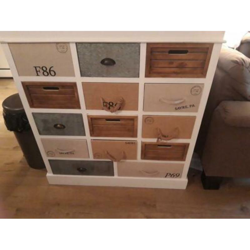Mooi brocante ladenkast met laatjes in stylen.