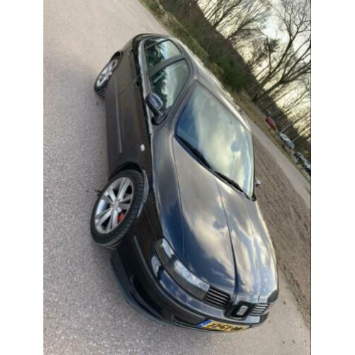 Seat Leon 1.6 77KW 2001 Zwart +set winterbanden
