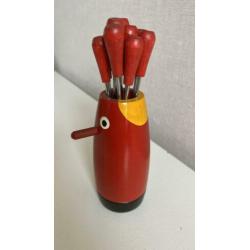 Retro cocktailprikkers in houder van hout vintage
