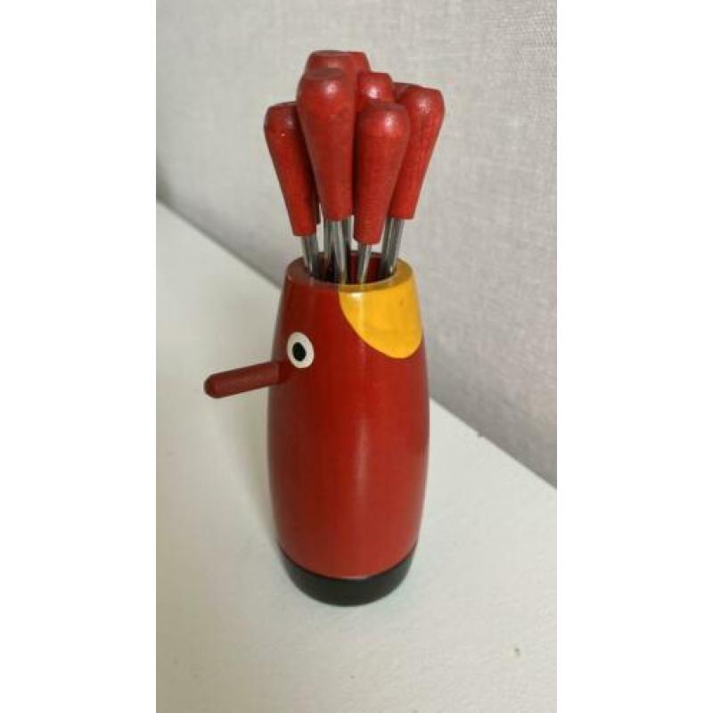 Retro cocktailprikkers in houder van hout vintage