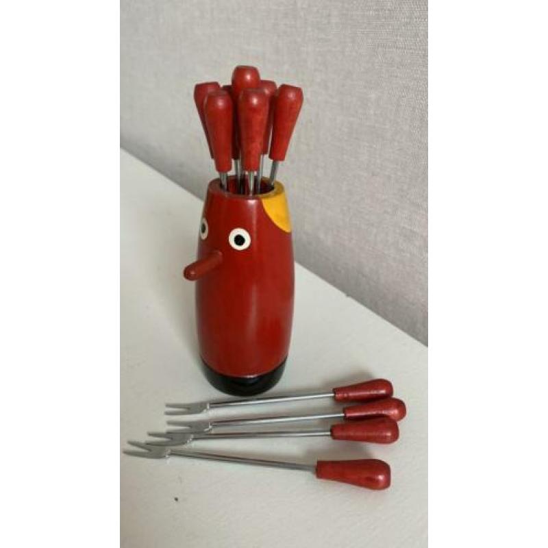 Retro cocktailprikkers in houder van hout vintage