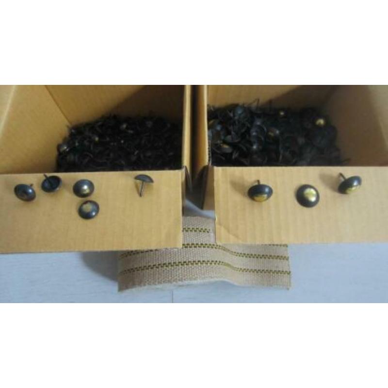 Stoffeerders sier nagels / spijkers en band / stofferen