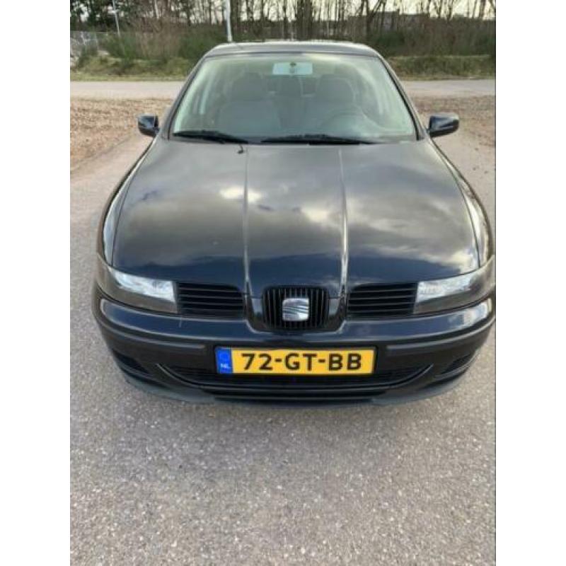 Seat Leon 1.6 77KW 2001 Zwart +set winterbanden