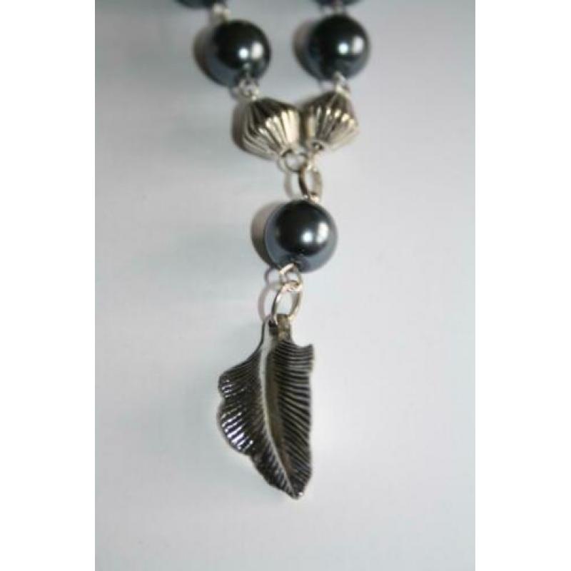 Ketting met grijze glasparels en zilverkleurige kralen