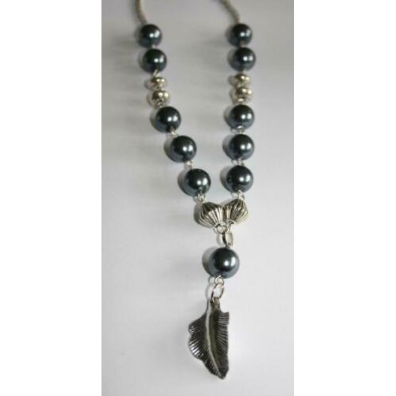 Ketting met grijze glasparels en zilverkleurige kralen
