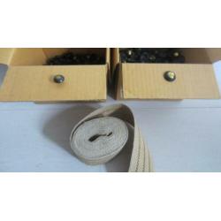 Stoffeerders sier nagels / spijkers en band / stofferen