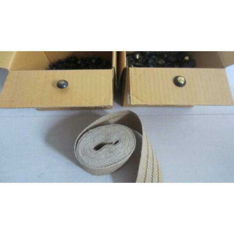 Stoffeerders sier nagels / spijkers en band / stofferen