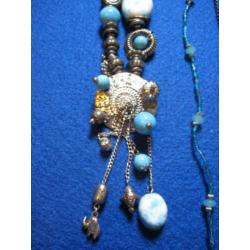 kettingen met blauw