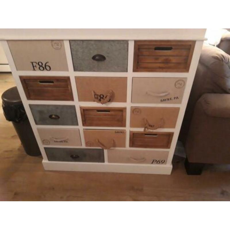 Mooi brocante ladenkast met laatjes in stylen.