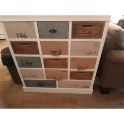 Mooi brocante ladenkast met laatjes in stylen.
