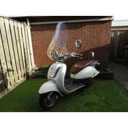 IVA retro scooter met nieuw Windscherm.
