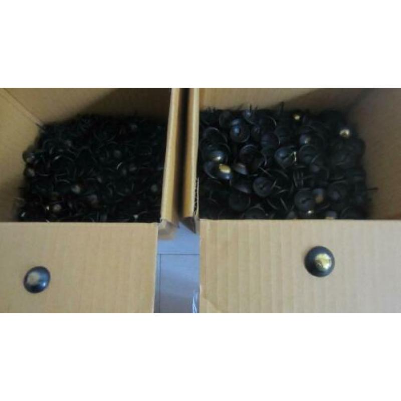 Stoffeerders sier nagels / spijkers en band / stofferen
