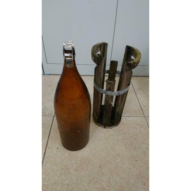 Brocante oude fles leeg bier Eriksbergs Goteborg in mand