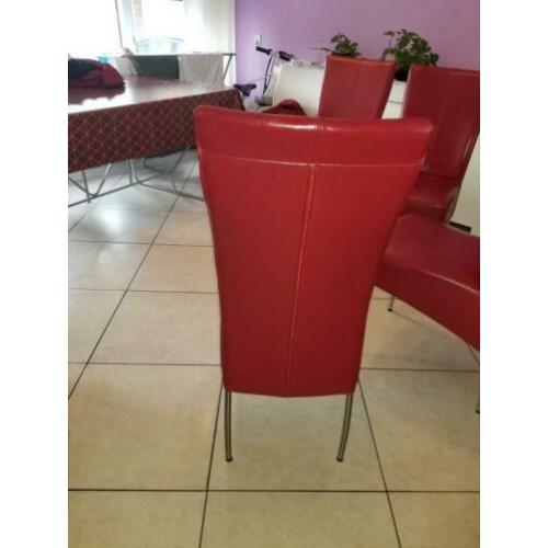 Rode banken met stoelen en grijs tweepersoons slaapbed