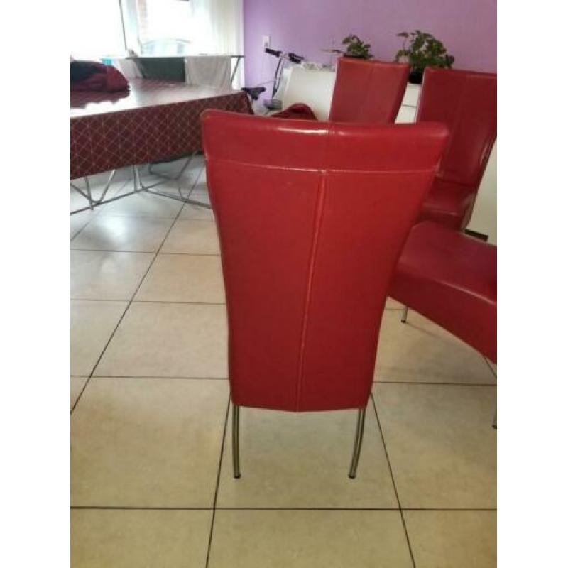 Rode banken met stoelen en grijs tweepersoons slaapbed