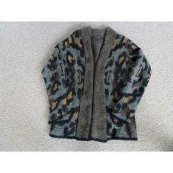 Vest van ROBERTO SARTO maat 40 valt ruim.