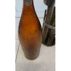 Brocante oude fles leeg bier Eriksbergs Goteborg in mand