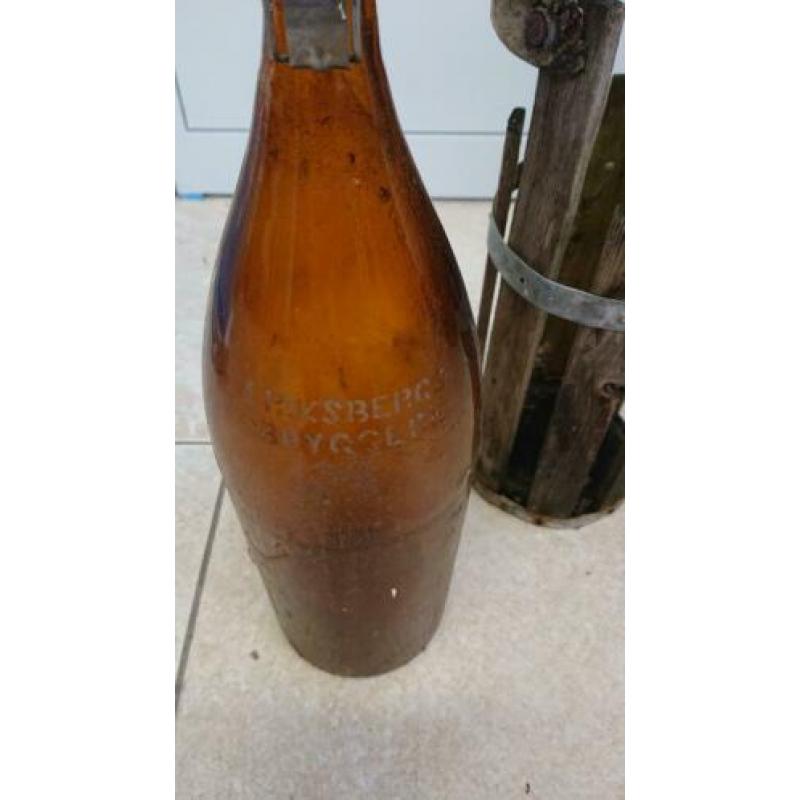 Brocante oude fles leeg bier Eriksbergs Goteborg in mand