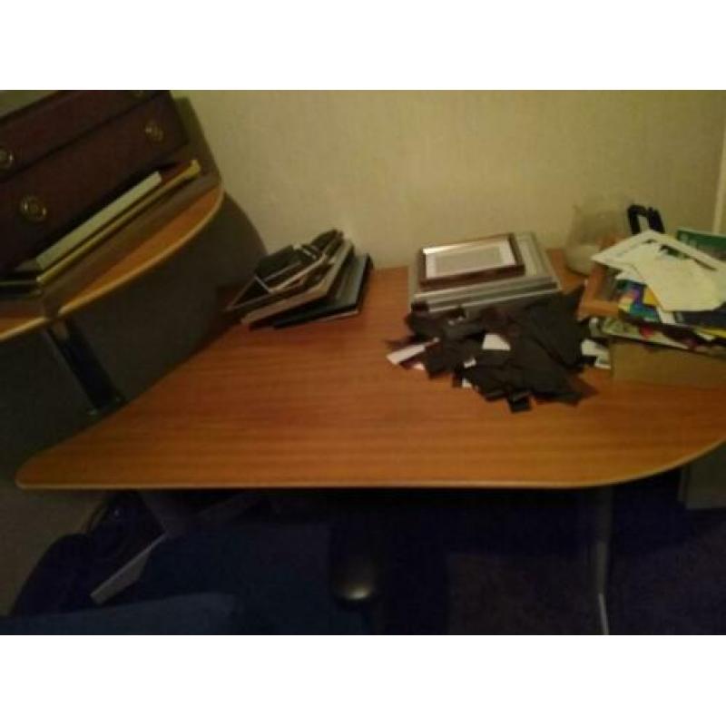Bureau, met een ronde statafel met een bureaustoel