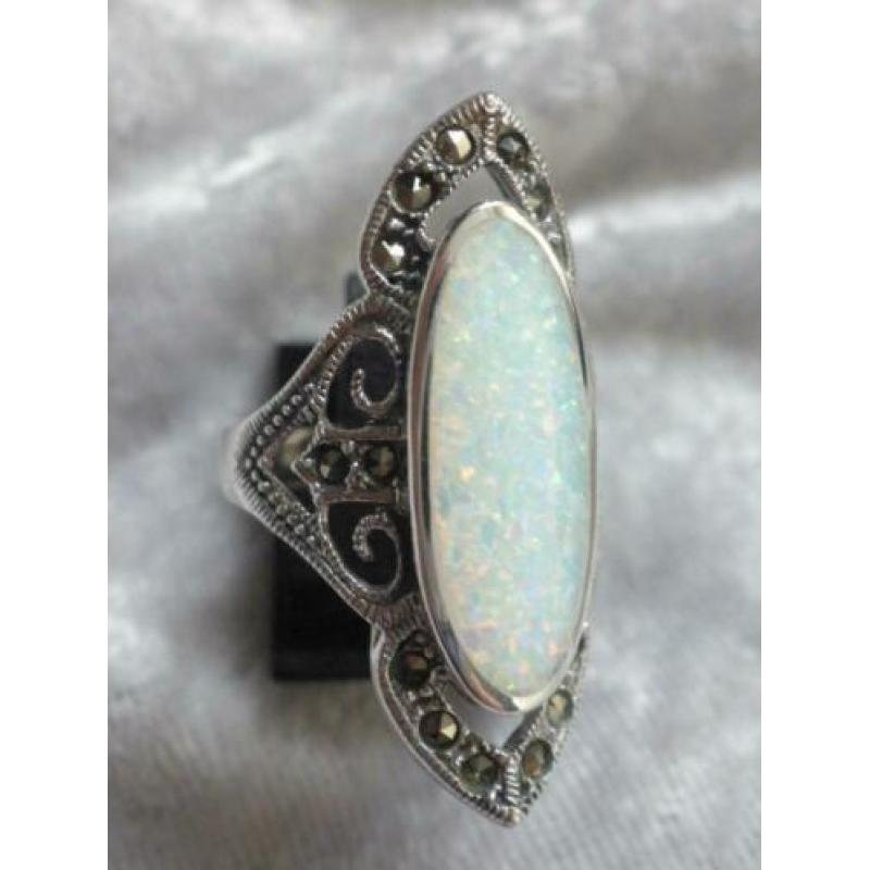 Mooie Lange Ovale Zilveren Ring met Opaal en Markesietjes