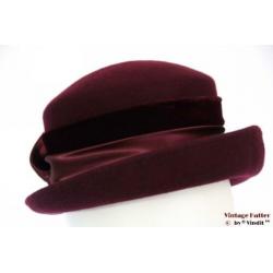Vintage Dameshoed bordeaux paars met fluwelen band 56