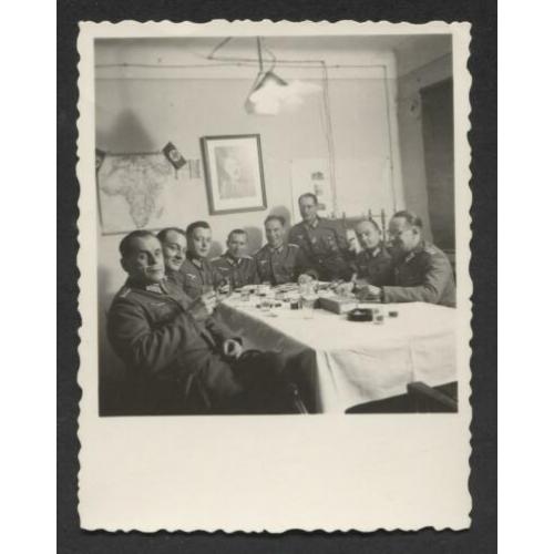 WOII foto : Duitse officieren met portret Adolf H. achterkan