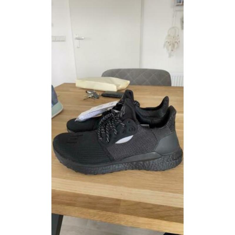 Adidas x Pharrel Williams running Maat 42