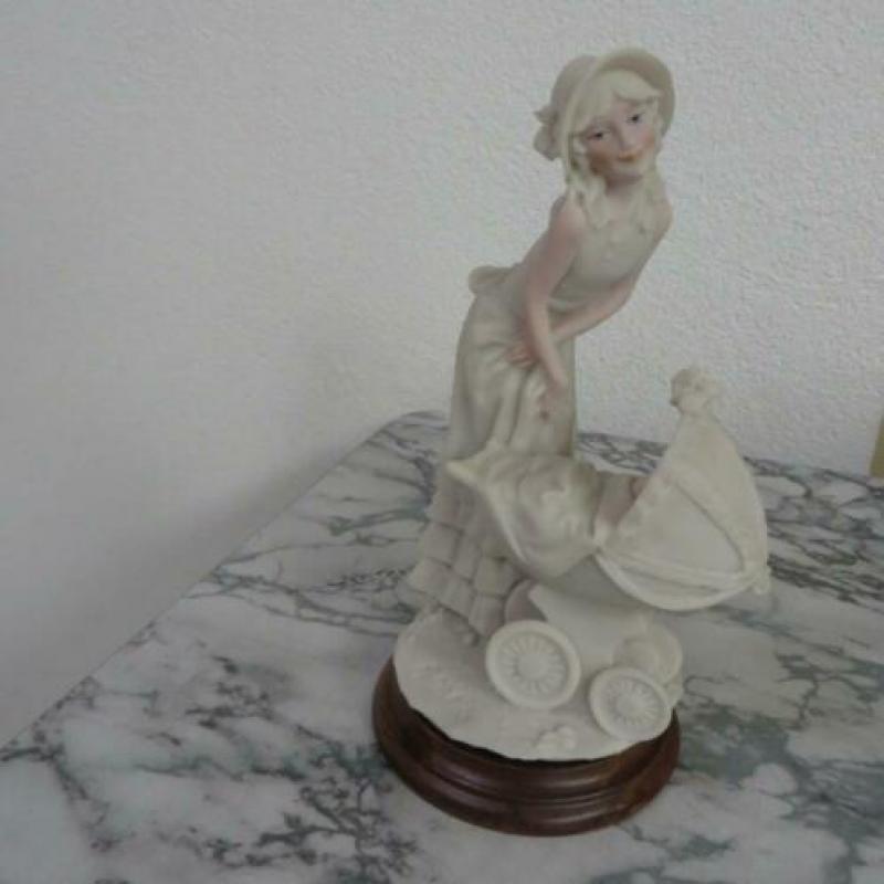 biscuit beeld moeder met kinderwagen hoog 20 cm