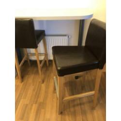 Bartafel met bruine leren stoelen