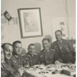 WOII foto : Duitse officieren met portret Adolf H. achterkan