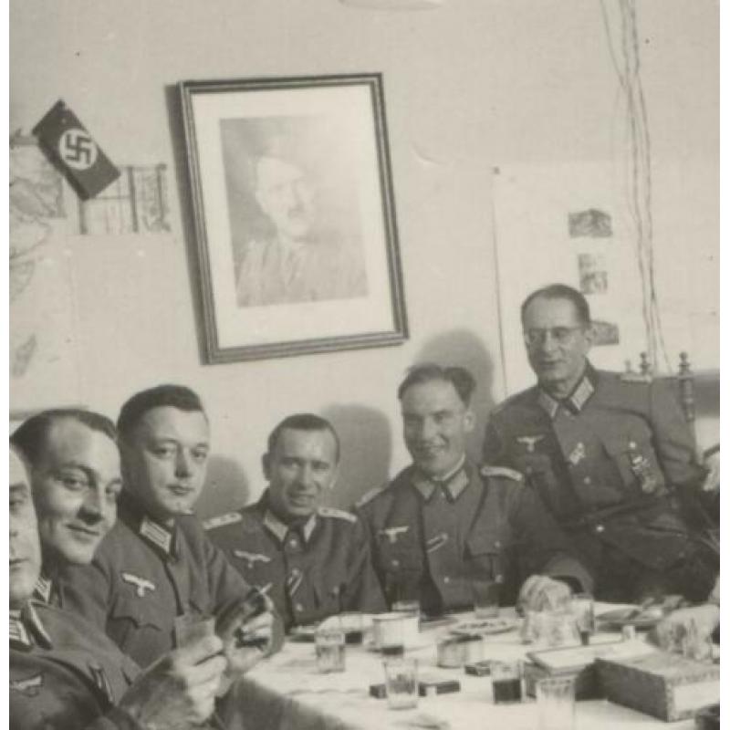 WOII foto : Duitse officieren met portret Adolf H. achterkan