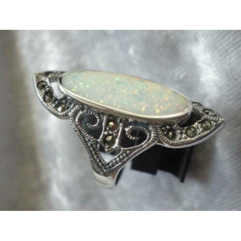 Mooie Lange Ovale Zilveren Ring met Opaal en Markesietjes
