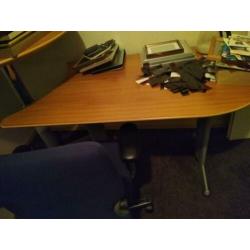 Bureau, met een ronde statafel met een bureaustoel