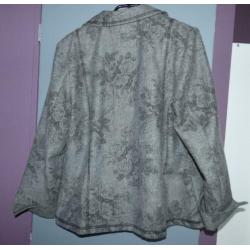 Super leuk grijs jasje met bloemen print maat 44/XL