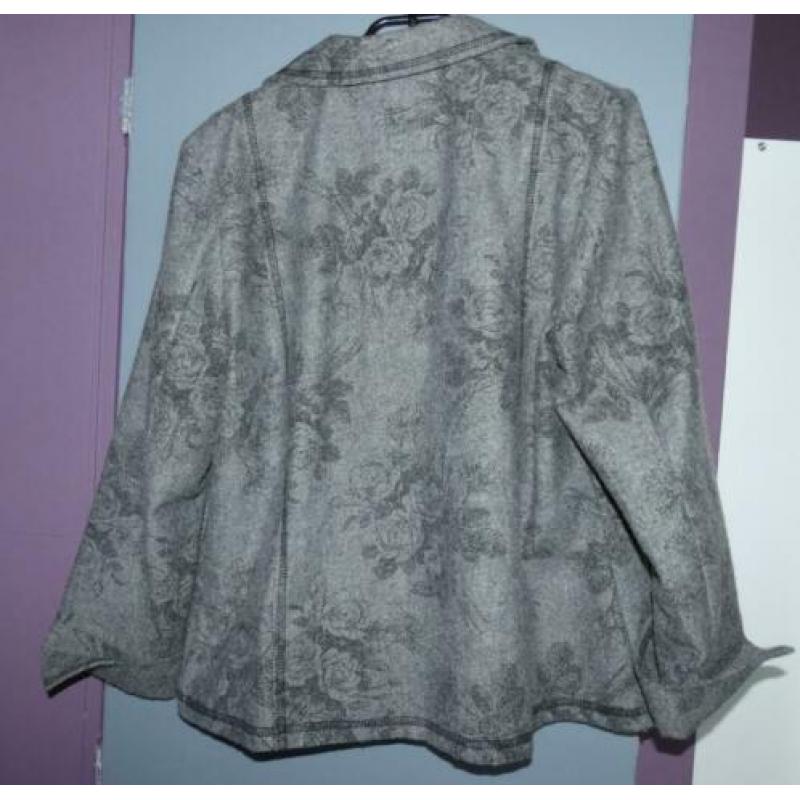 Super leuk grijs jasje met bloemen print maat 44/XL