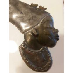 Sierlijk gemaakt bronze vrouwen hoofd.