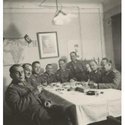 WOII foto : Duitse officieren met portret Adolf H. achterkan