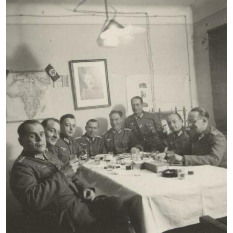 WOII foto : Duitse officieren met portret Adolf H. achterkan