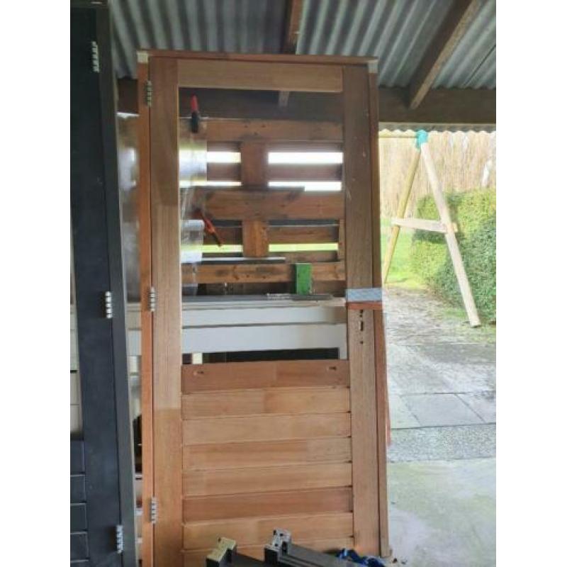 Hardhouten bergingskozijn incl deur