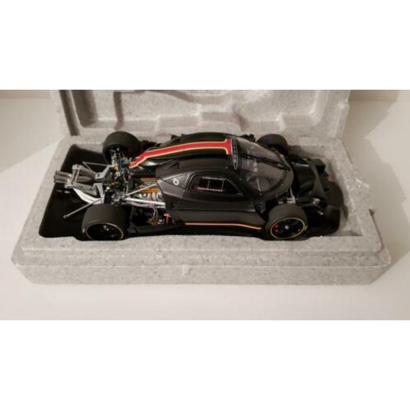 AUTOart Signature Pagani Zonda Revolucion black carbon fibre