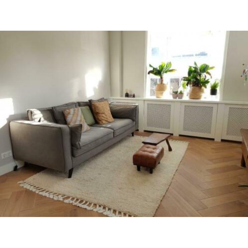 Grijze 4- zits bank (Suite, van Goossens) 1,5 jaar oud